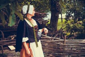 retrato de morena mujer vestido en histórico barroco ropa foto