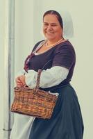 retrato de morena mujer vestido en histórico barroco ropa con antiguo Moda peinado foto