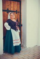 retrato de morena mujer vestido en histórico barroco ropa con antiguo Moda peinado foto