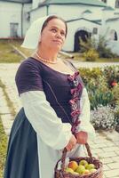 retrato de morena mujer vestido en histórico barroco ropa con antiguo Moda peinado foto