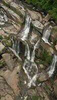 szenisch tropisch Wasserfall im Chiang Mai Thailand. schließen hoch. video