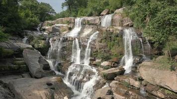 escénico tropical cascada en chiang mai tailandia cerca arriba. video