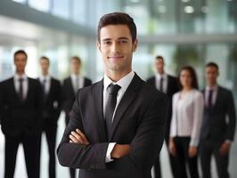 retrato de un exitoso empresario, sonriente negocio equipo en oficina con exitoso líderes y profesionales en pie juntos. foto