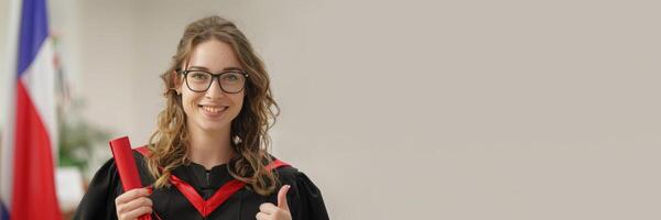 graduado con orgullo sostener arriba su diploma, su sonrisa radiante con orgullo y satisfacción como ellos reflejar en su académico logros bandera con gratis espacio para texto. foto