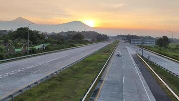 magnifique le coucher du soleil vue sur péage route dans boyolali, Indonésie video