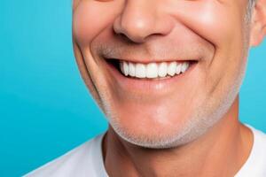 un hombre con blanco dientes sonriente foto