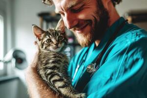 un hombre en un azul camisa participación un gato foto