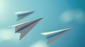 papel aviones volador en contra azul cielo. Tres papel aviones en vuelo en contra un claro azul cielo, simbolizando libertad, creatividad, y sencillez. foto