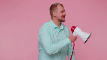 sorridente barbudo homem falando com megafone, proclamando notícias, alto anunciando venda propaganda video