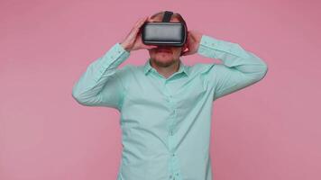 man använder sig av virtuell verklighet trogen teknologi vr headsetet hjälm till spela simulering 3d spel video