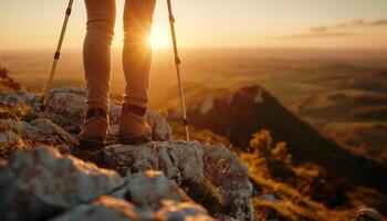 caminante disfrutando puesta de sol desde montaña cumbre foto