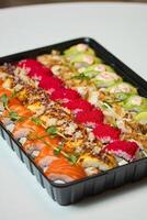 Sushi rodar Filadelfia con salmón, ahumado Anguila, palta, crema queso en negro antecedentes. Sushi menú. japonés alimento. foto