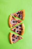 Pizza rebanadas en un verde antecedentes foto