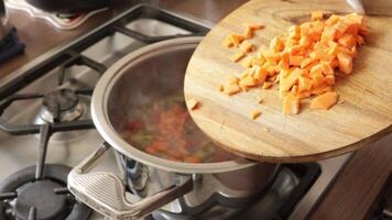 Frau stellen geschnitten Süßkartoffeln im Gemüse Minestrone Suppe. Italienisch Küche. gesund Essen. hoch Qualität 4k . video