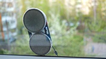 un' semovente finestra addetto alle pulizie è un autonomo dispositivo capace di pulizia bicchiere indipendentemente. video