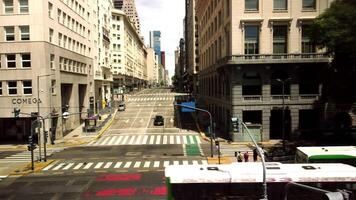 buenos aires, argentina marzo 1 2024 urbano escena en buenos aires, retiro distrito, con carros y peatones en ocupado calles, rascacielos recubrimiento el avenidas. paisaje urbano parecido a nuevo ciudad, bullicioso con video