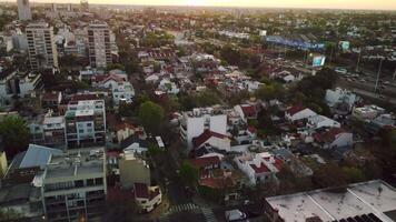 ruas do Buenos ares, villa urquiza distrito. zangão Visão em edifícios, dentro noite, nublado clima. video