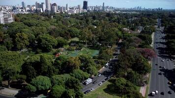 panorama- se av buenos sänds horisont. modern skyskrapor, urban landskap, flod, grön parkera, natur. antenn Drönare stadsbild av argentina huvudstad. blå himmel, solig utomhus- panorama. video