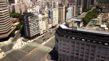 stadsbild av buenos aires, tittade från avenida paulista, livliga med trafik, höghus byggnader, och människor. dynamisk urban scen, representerar de kommersiell och finansiell hjärta av de stad. video