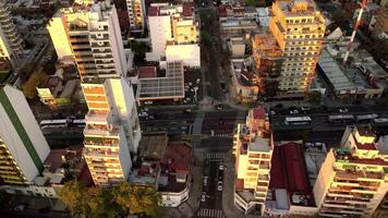 ville architecture, aérien vue dans le coucher du soleil lumière. video