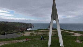 Frankreich Seine maritim Etretat Denkmal fliegend Drohne 4k Aufnahmen video