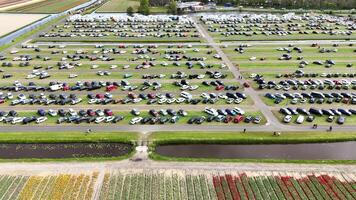 vuelo terminado keukenhof jardín, Países Bajos con un ver de un trabajando molino video