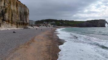 etretat porte daval Francia Normandia scogliere di etretat atlantico archi 4k fuco video