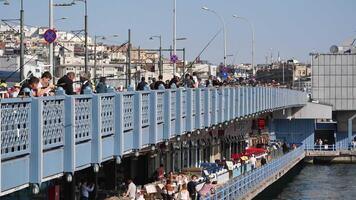 Truthahn Istanbul 28 Januar 2024. Fischers Täglich Angeln von das Galata Brücke video