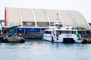 costero marítimo vista, muelle, embarcadero albergando transportar buques en Taiwán kaohshiung foto