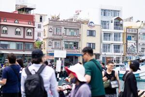 Taiwán isla escapada, puerto frente hoteles, edificios, y entrante turistas foto