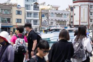 Taiwán isla escapada, puerto frente hoteles, edificios, y entrante turistas foto