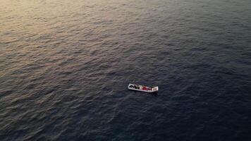 pescador barco dentro a meio do lindo mar às pôr do sol dentro xiaoliuqiu, Taiwan video