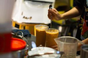 tailandés té en haciendo, explorador noche mercado refrescos en Xiaoliuqiu Taiwán foto