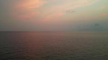 dorado horizonte, capturar el belleza de mar a puesta de sol en xiaoliuqiu, Taiwán video