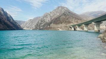 puente en el río video