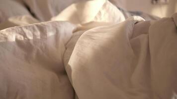 topp se av rynkor på ett obäddad säng ark video