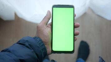 Tenere inteligente Telefono con verde schermo e casa interno decorazione su tavolo video