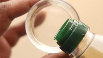 superiore Visualizza di scrosciante oliva olio nel un' vaso su colore sfondo video