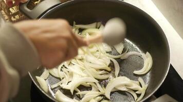 mettendo cipolla su verdura olio in frittura padella. video