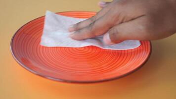 limpando prato com uma lenço de papel video