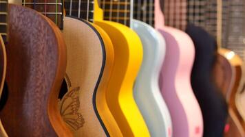 rij van kleurrijk gitaren hangende video