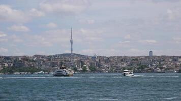 Turquía Estanbul 17 junio 2023. kucuk camlica televisión radio torre en Estanbul video