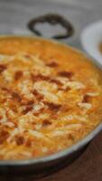 Turks menemen omelet in een frituren pan. . video