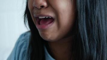 traurig wenig Mädchen Weinen beim Zuhause video