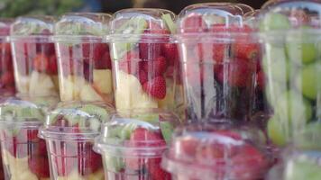 Ananas, Kiwi und Erdbeeren In. Plastik Container Verkauf beim Geschäft video