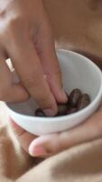 donna mano raccogliere il giro forma cioccolato caramella video