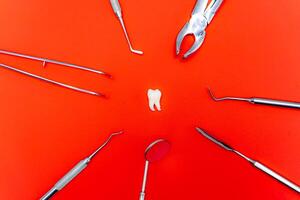 médico profesional herramientas y diente en centro. dental diente tratamiento instrumentos foto