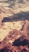 buttes du désert avec un ciel bleu dans l'utah video