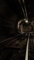 tunnel ferroviario vuoto vicino alla stazione della metropolitana video