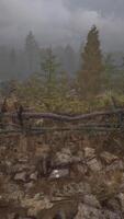 uma cerca de madeira velha com um campo rural atrás dela video